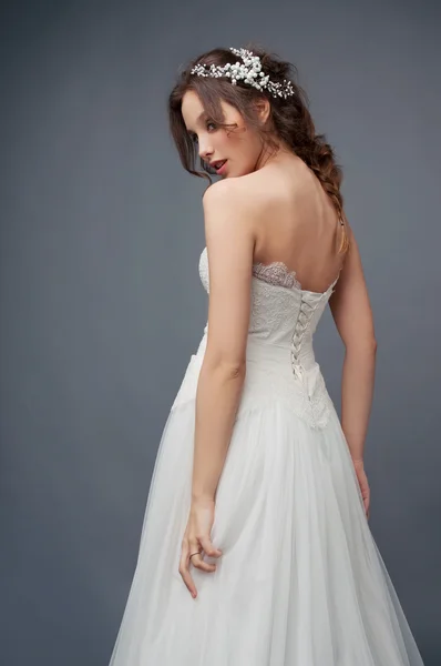 Šťastná nevěsta na sobě bílé svatební krajkové šaty — Stock fotografie