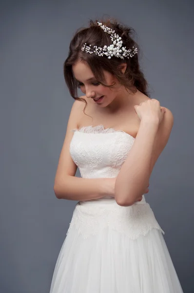 Szczęśliwy uśmiechający się panny młodej na sobie białe koronki suknia — Zdjęcie stockowe