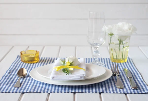 Apparecchiatura della tavola con tovaglia a quadretti blu, tovagliolo bianco — Foto Stock