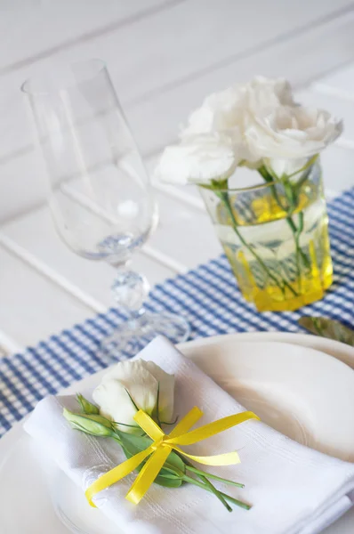 De instelling van de tabel met blauw geruit tafelkleed, witte servet — Stockfoto