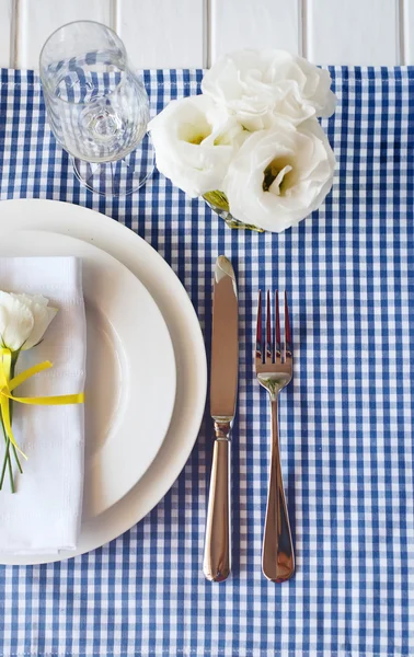 Ajuste de tabla con mantel a cuadros azul, servilleta blanca — Foto de Stock