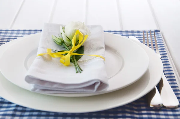 Tischdekoration mit blau karierter Tischdecke, weiße Serviette — Stockfoto