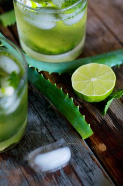 Aloe vera ve limon nane ve buz küpleri ile kokteyl