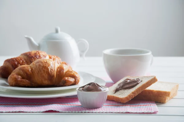 Colazione domenicale. Croissant con tè e burro di arachidi . — Foto Stock