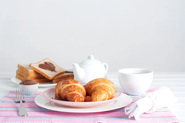 Desayuno del domingo. Croissants con té y mantequilla de maní . — Foto de Stock