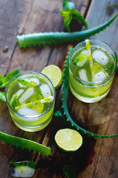 Aloe vera a vápno koktejl s mátou a kostky ledu — Stock fotografie
