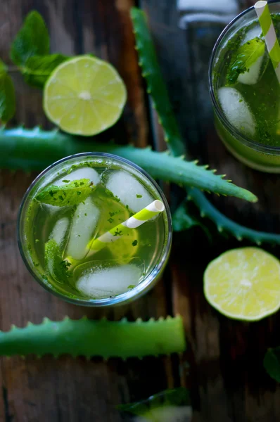 Aloe vera dan kapur koktail dengan mint dan es batu — Stok Foto