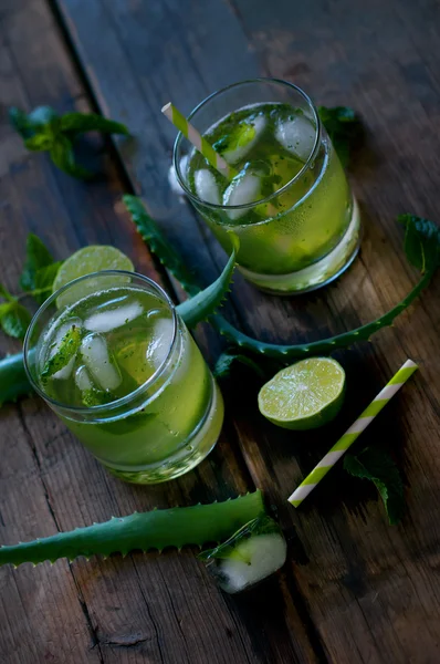 Aloe vera a vápno koktejl s mátou a kostky ledu — Stock fotografie