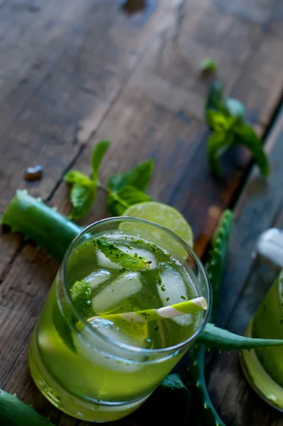 Aloe vera dan kapur koktail dengan mint dan es batu — Stok Foto