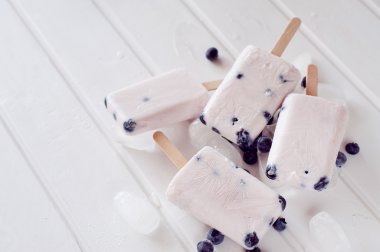 Buz dondurmayı Buz lolly kalıp bir yaban mersini ve yoğurt ile