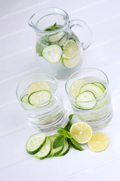 Sassy water. Verse zomerseizoen detox drankje. — Stockfoto