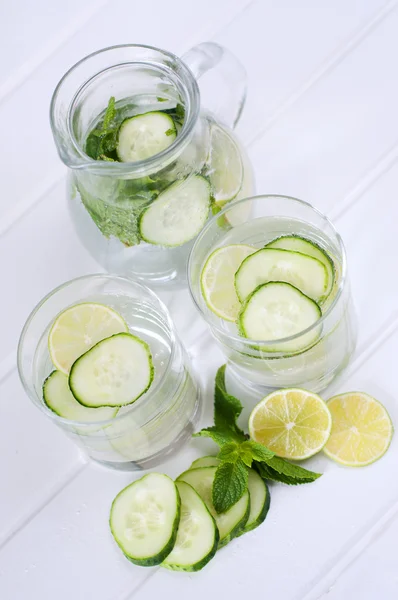 Sassy water. Verse zomerseizoen detox drankje. — Stockfoto