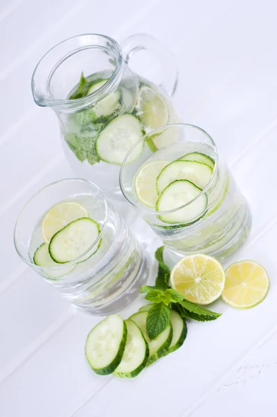 Sassy vody. Čerstvý letní sezóny detoxikační nápoj. — Stock fotografie