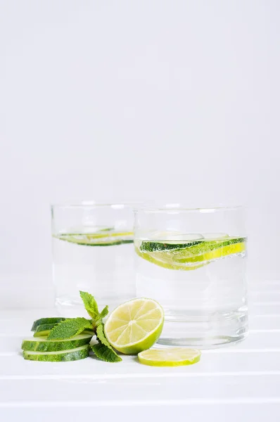 Sassy vody. Čerstvý letní sezóny detoxikační nápoj. — Stock fotografie
