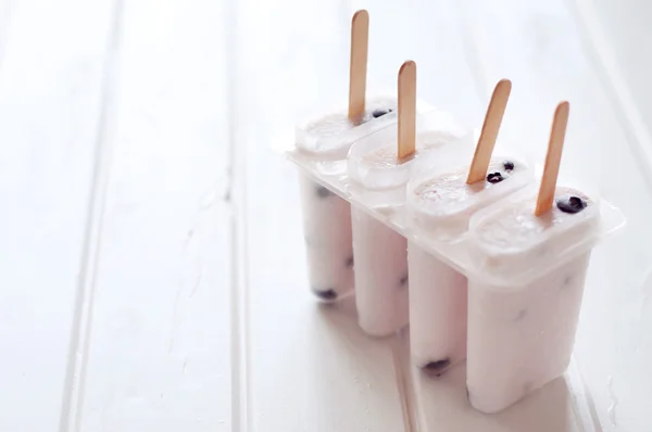 Paletas de hielo con yougurt y arándanos en molde de lolly de hielo —  Fotos de Stock