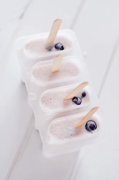 Paletas de hielo con yogur y arándanos en molde de lolly de hielo — Foto de Stock