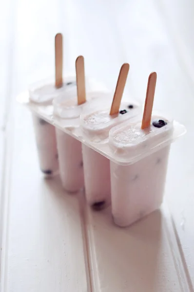 Paletas de hielo con youghurt y arándanos en molde de lolly hielo — Foto de Stock