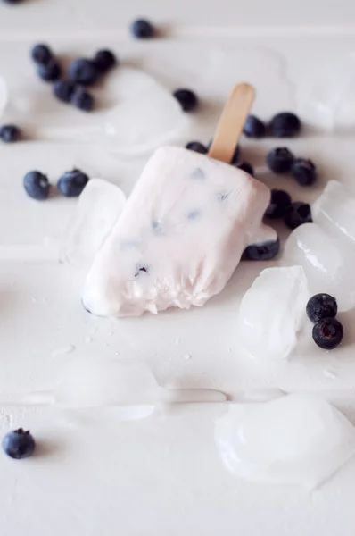 Eis am Stiel mit Joghurt und Blaubeeren süßes Milchdessert. — Stockfoto