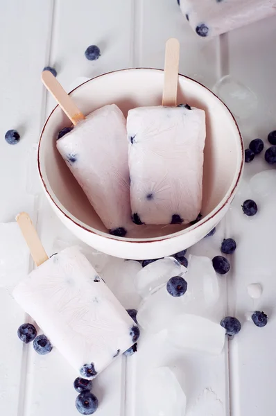 Paletas de hielo con yogur y arándanos. Dulce postre lácteo . — Foto de Stock