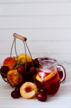 Buzlu meyve Komposto şeftali ve Erik. Soğuk Yaz içeceği.
