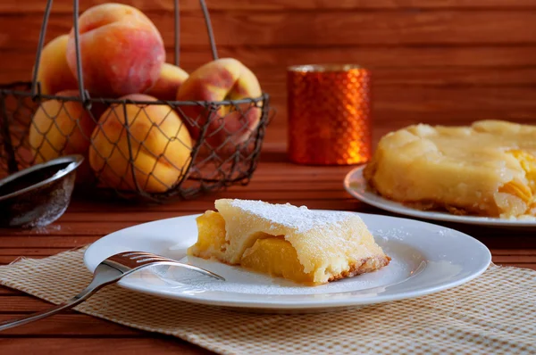 Pastel de caramelo de melocotón espolvoreado con azúcar en polvo —  Fotos de Stock