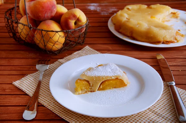 Peach caramel turnover pie sprinkled with sugar powder — Stock Photo, Image