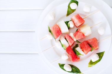 Karpuz kebap baharatlı sosu, fesleğen ve mozzarella peyniri ile