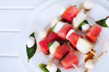 Karpuz kebap baharatlı sosu, fesleğen ve mozzarella peyniri ile