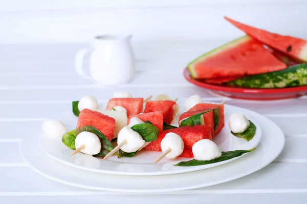 Karpuz kebap baharatlı sosu, fesleğen ve mozzarella peyniri ile