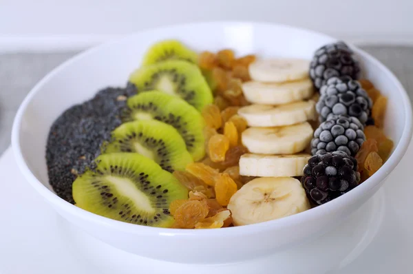 Kiwi banana dewberry raisin oatmeal smoothie bowl — Stock Photo, Image