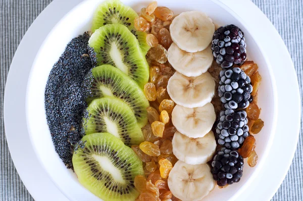 Kiwi banana dewberry raisin oatmeal smoothie bowl — Stock Photo, Image