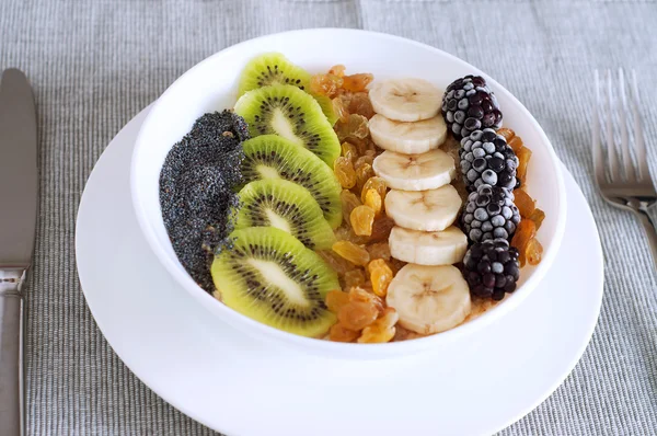 Kiwi banana dewberry raisin avena smoothie bowl — Foto de Stock