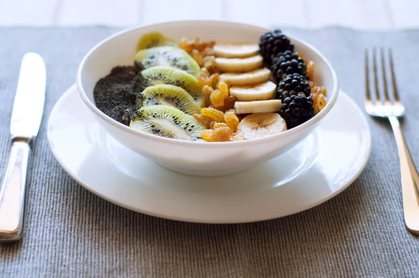 Kiwi banana dewberry raisin oatmeal smoothie bowl — Stock Photo, Image