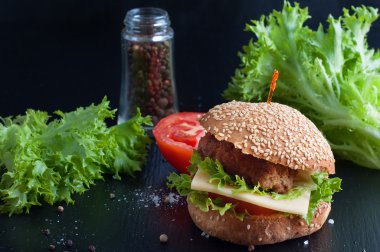 Hamburger salata, domates, siyah zemin üzerinde et