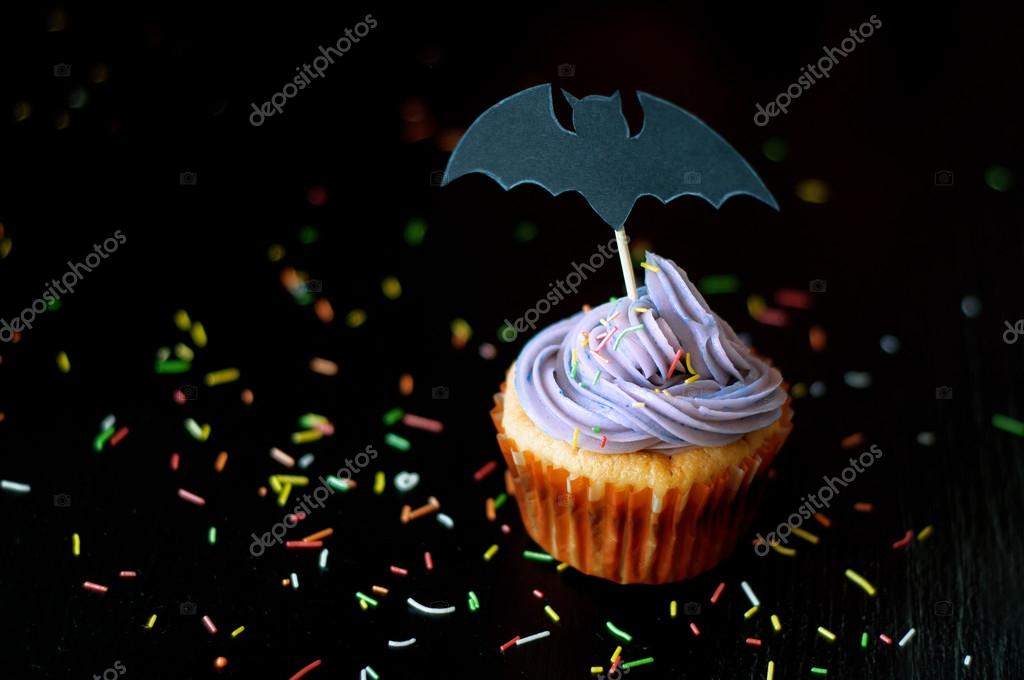 紫のフロスティングとゴーストの装飾が施されたハロウィーンのカップケーキ ストック写真 C Different Nata