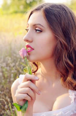 açık havada pembe korsenin içinde genç gelin