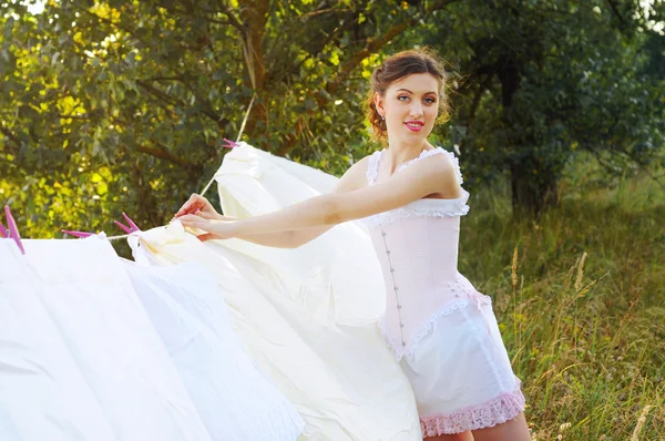 Giovane donna attraente facendo il bucato — Foto Stock