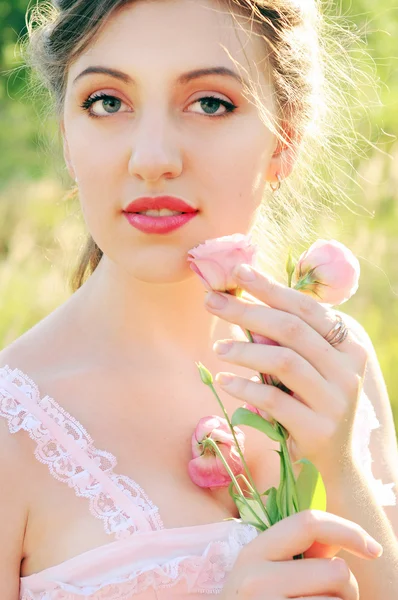 Joven novia en un corsé rosa al aire libre —  Fotos de Stock