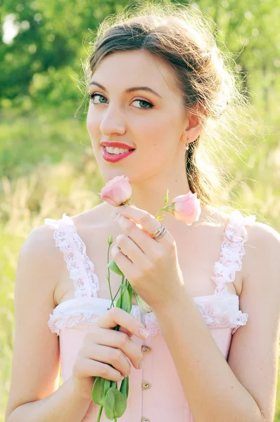 Junge Braut im rosa Korsett im Freien — Stockfoto