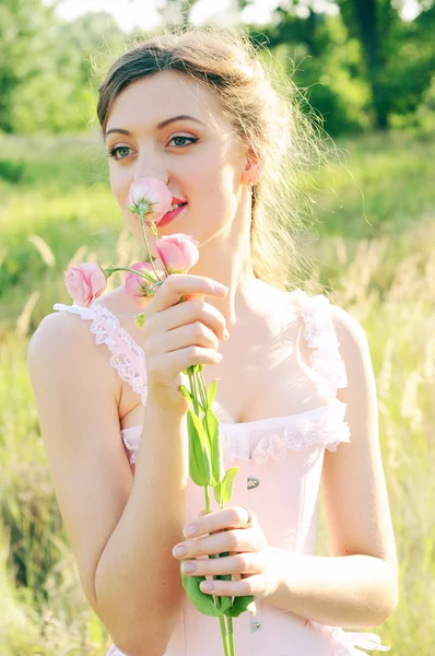 Açık havada pembe korsenin içinde genç gelin — Stok fotoğraf