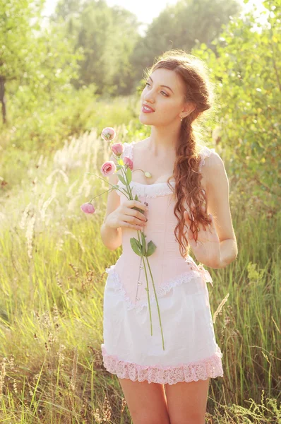 Junge Braut im rosa Korsett im Freien — Stockfoto