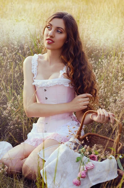 Giovane sposa in un corsetto rosa all'aperto — Foto Stock
