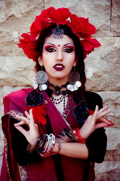 Indianka z dramatycznych arabski makijaż — Zdjęcie stockowe