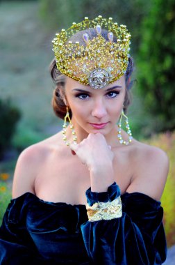 zarif genç kadın kraliçe gibi giyinmiş