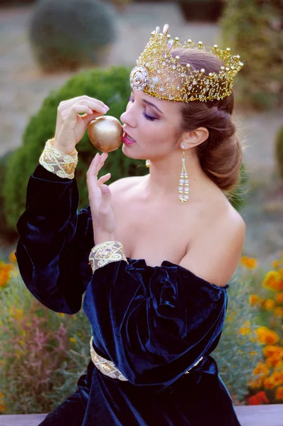 Elegante jovem mulher vestida como rainha — Fotografia de Stock