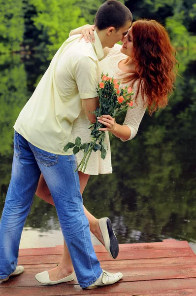 年轻的情侣拥抱在码头上 — 图库照片