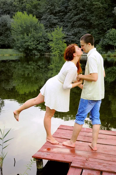 Paar van jonge geliefden op de pier — Stockfoto