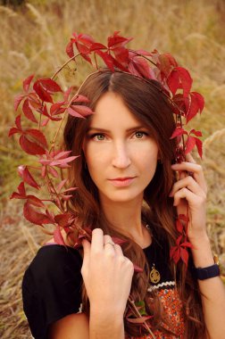 sonbahar orman sevimli genç kadın