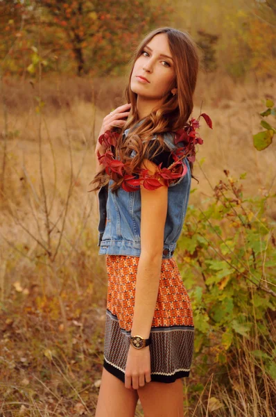 Cute young woman in the autumn forest — Stock Photo, Image