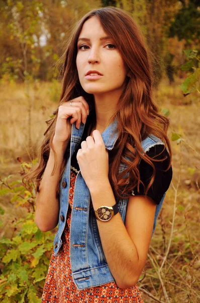 Nette junge Frau im herbstlichen Wald — Stockfoto